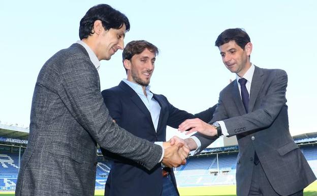 El nuevo entrenador del Alavés, Luis Zubeldía, flanqueado por el director deportivo, Sergio Fernández, y el presidente Alfonso Fernández de Trocóniz.