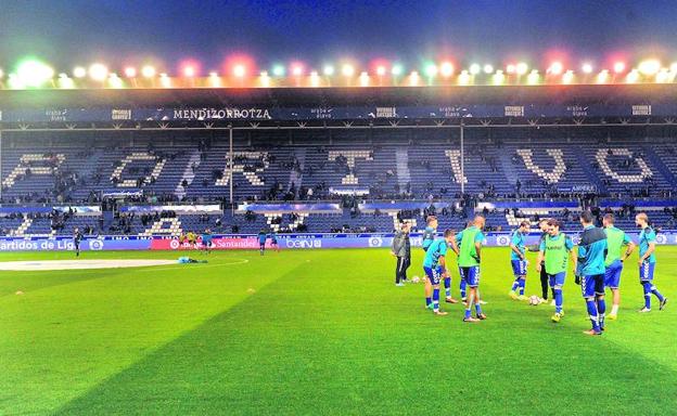 Imagen de parte de la iluminación del campo albiazul durante los prolegómenos del partido ante el Deportivo de la Coruña.