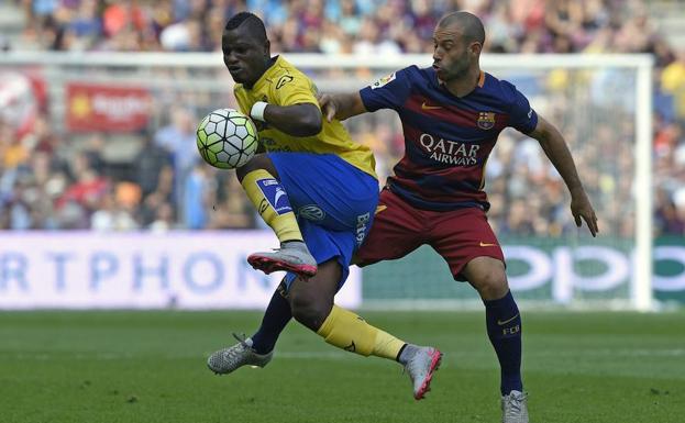 Mascherano trata de defender a Wakaso, con la camiseta de Las Palmas, en septiembre de 2015.