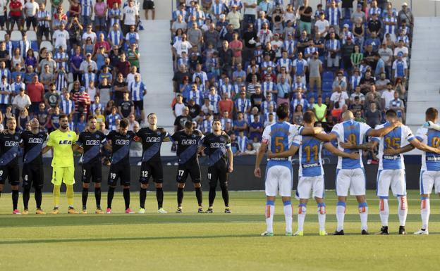 Los dos equipos se han sumado al minuto de silencio.