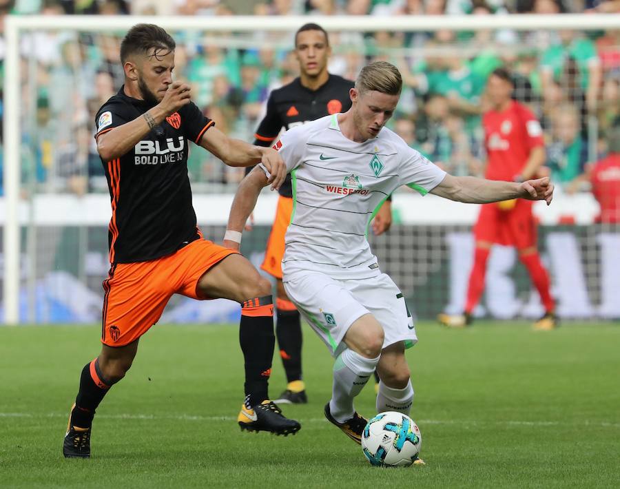 Álvaro Medrán, a la izquierda, durante un partido del Valencia ante el Werder Bremen.