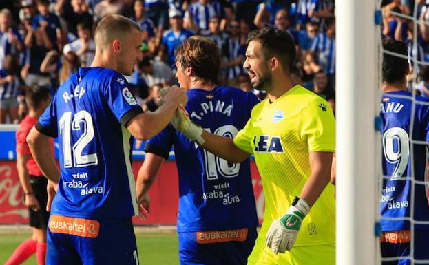 Pacheco, tras detener el penalti lanzado por Messi en Mendizorroza.