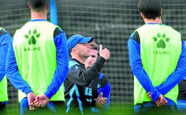Javier Cabello da instrucciones a los jugadores albiazules en el entrenamiento de ayer en las instalaciones de Ibaia. /Igor Aizpuru