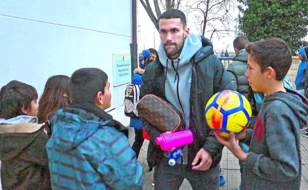 Un grupo de niños se acerca a Pedraza para pedirle un autógrafo al término del entrenamiento. /Jesús Andrade