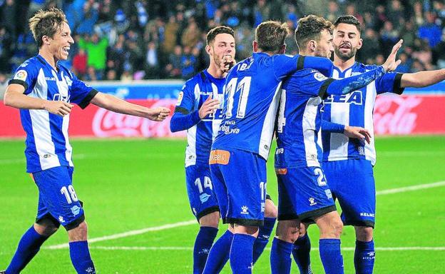 Pina, Burgui, Ibai y Duarte felicitan a Munir tras conseguir el gol de la victoria el pasado jueves. /Igor Aizpuru