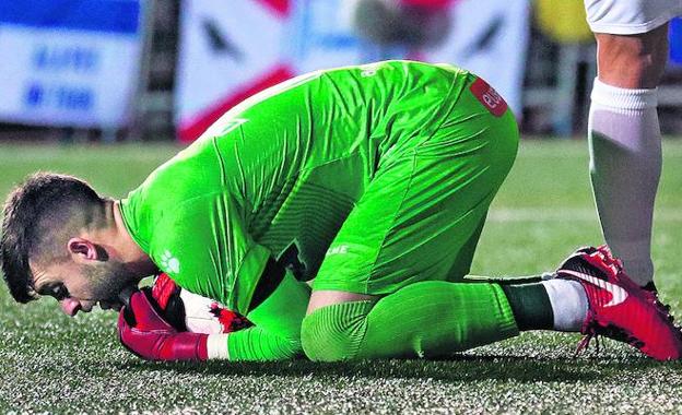 Sivera, ayer sin demasiado trabajo, protege el balón con el cuerpo sobre el césped del Sant Francesc. /Fotodeporte