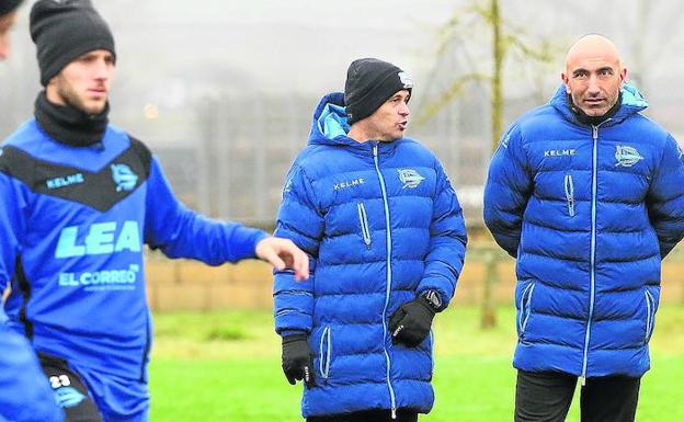 Abelardo y su ayudante, Javier Cabello, intercambian impresiones en el entrenamiento de ayer./Jesús Andrade