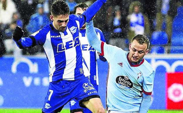 Sobrino, junto a Lobotka en el último duelo ante el Celta./D. Aguilar