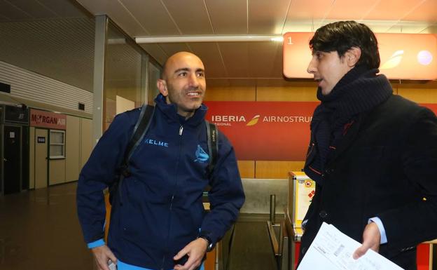 Abelardo, este viernes, en el aeropuerto de Foronda./Jesús Andrade