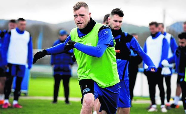 Guidetti, que volvió a la convocatoria tras superar sus problemas en la espalda, se ejercita durante el entrenamiento de ayer en Ibaia. /D. A.