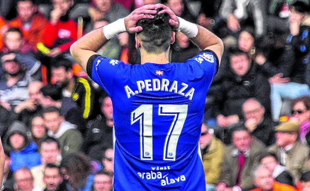 Alfonso Pedraza se lamenta por una acción en el encuentro ante el Valencia en Mestalla. /Photodeporte