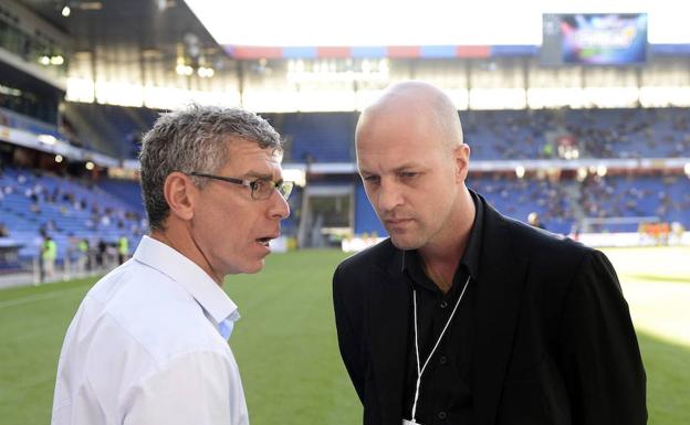 Jordi Cruyff charla con el dueño del Maccabi de Tel Aviv./E. C.