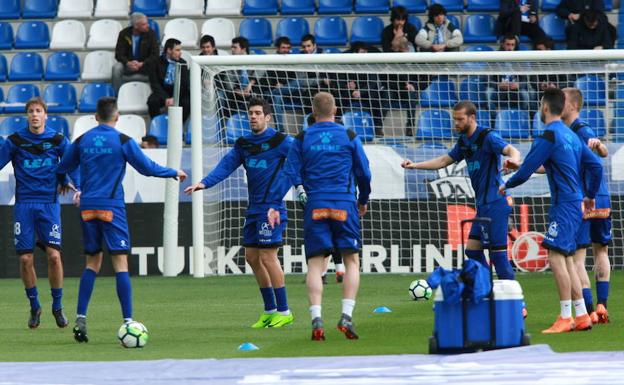 Calentamiento del Alavés. /E. C.