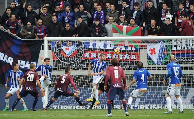 Laguardia despeja en presencia de Escalante en el derbi de Ipurua del curso pasado./F. Morquecho
