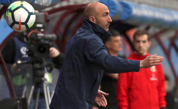 Abelardo da instrucciones al equipo/Oskar Matxin