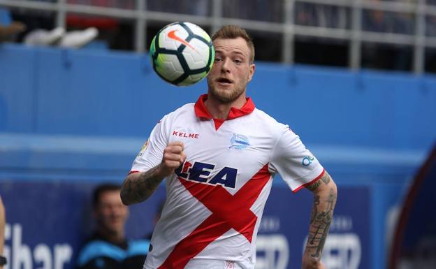 John Guidetti persigue el balón frente al Eibar en Ipurua/Oskar Matxin