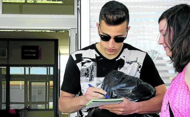 Álex Berenguer firma un autógrafo a una seguidora en las instalaciones de Tajonar.