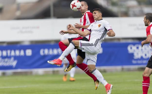 Saborit disputa un balón ante el Basilea.