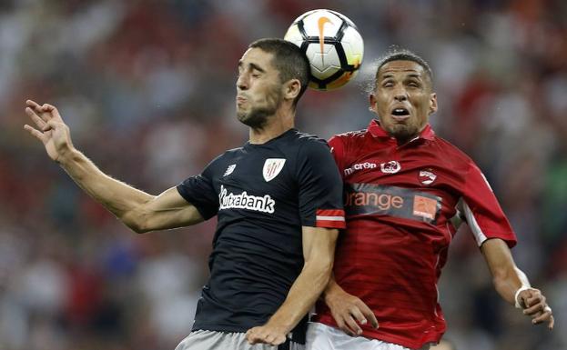 Merino peina un balón ante el Dinamo de Bucarest.