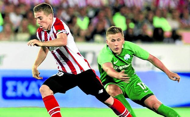 Iker Muniain protege el balón ante el acoso del jugador del Panathinaikos Lod, autor el primer gol local.