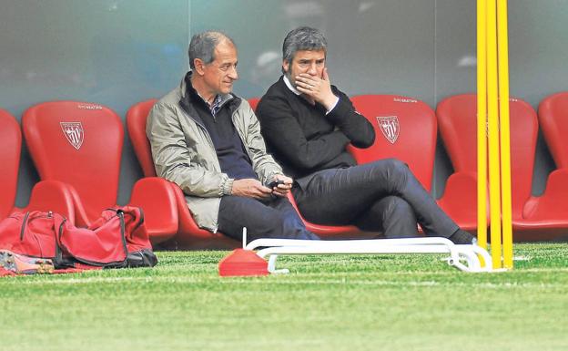Josu Urrutia habla con José María Amorrortu en los banquillos de San Mamés.