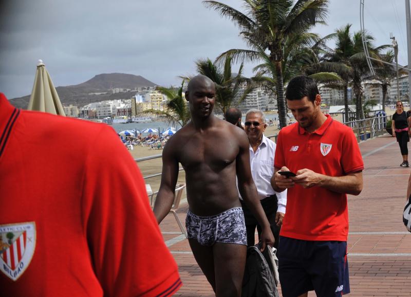 Aduriz, durante su paseo por la playa de Las Canteras.