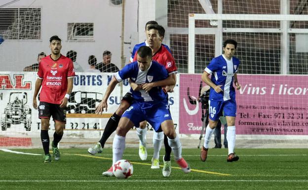 Un momento del partido de ida entre el Athletic y el Formentera./Efe