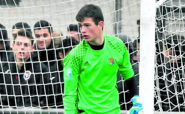 Julen Agirrezabala, en un torneo con la Real. /donostifootball