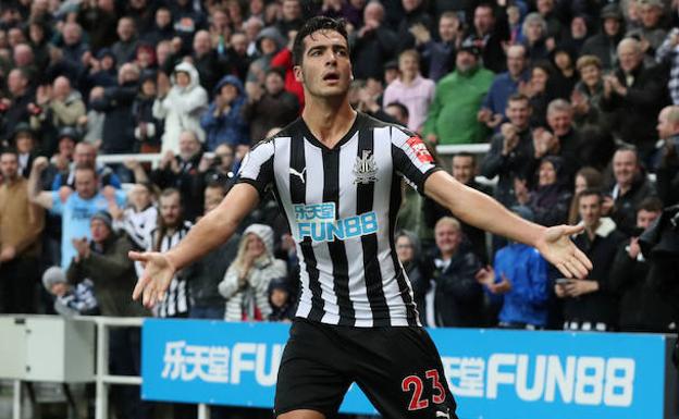 Mikel Merino en un partido con el Newcastle./REUTERS