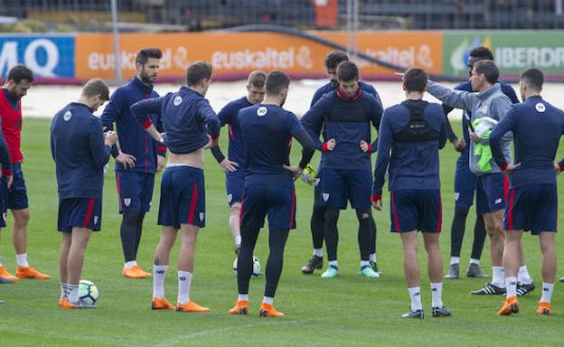 Los jugadores atienden las explicaciones de Ziganda durante un entrenamiento en Lezama./J. E.