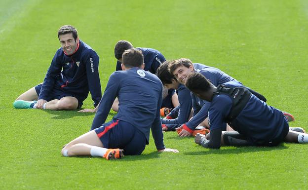 Iturraspe sonríe durante el entrenamiento de ayer por la mañana con otros de los titulares del sábado./BORJA AGUDO