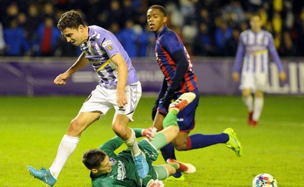 Remiro se lanza al suelo para robar el balón a un delantero del Valladolid./LA LIGA