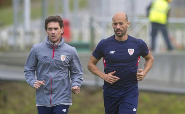 Mikel Rico, con Xabier Clemente, durante un entrenamiento en Lezama/Juan Echeverria