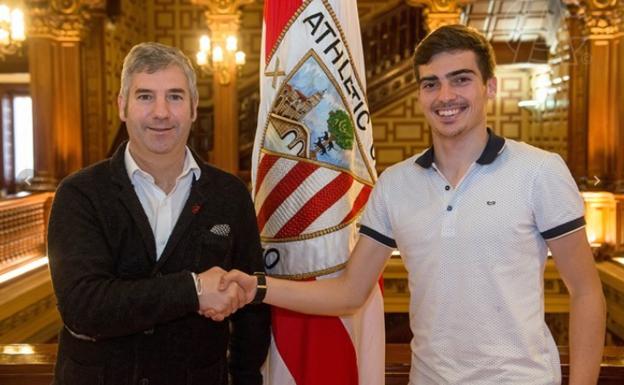 Urrutia y Córdoba se estrechan la mano tras la ampliación de su contrato./Athletic Club