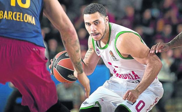 Shane Larkin maneja el balón en busca de una ventaja durante un duelo de la pasada campaña ante el Barcelona.