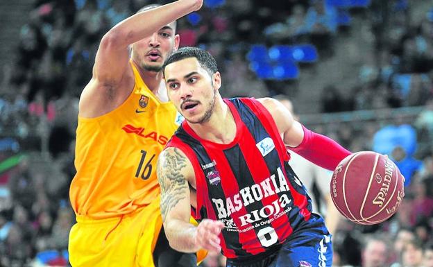 Shane Larkin deja atrás al blaugrana Stefan Peno durante un duelo ante el Barcelona.