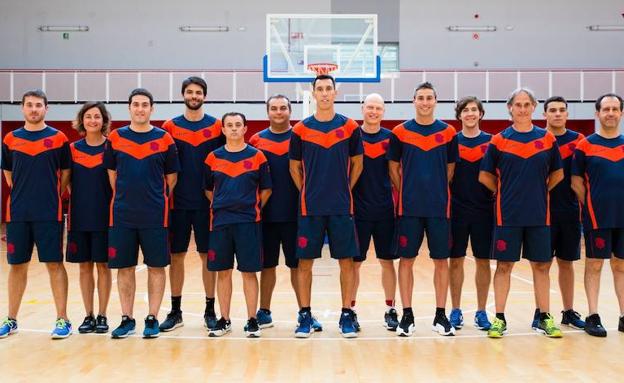 Foto de familia del cuerpo técnico baskonista./S. Baskonia