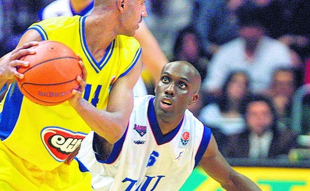 2001-02. El Maccabi lograría la clasificación para la Final Four tras una exhibición en el duelo final del Top 16 disputado en Vitoria, donde superó al Baskonia por 65-94. En la imagen, Elmer Bennett defiende a Arriel McDonald.
