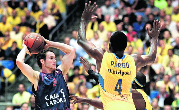 En manos de Pargo. El Baskonia perdió la ventaja de campo en la fase vitoriana de cuartos. Se impuso en el primer duelo (76-70) para después caer en el segundo tras un final desafortunado, con una pérdida fatídica de Huertas y la precisión final de Pargo./