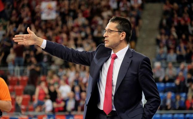 Pedro Martínez da instrucciones al equipo/EFE