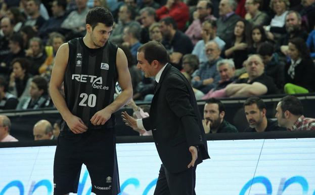 Todorovic atiende a Carles Durán en un partido.