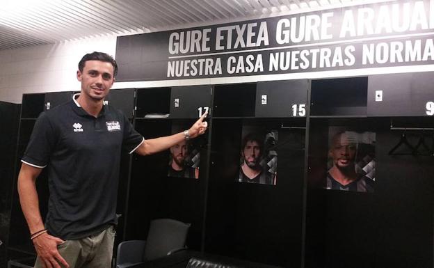 El nuevo jugador del RETAbet Bilbao Basket, el alero mallorquín Pere Tomás, durante su presentación en el Bilbao Arena.