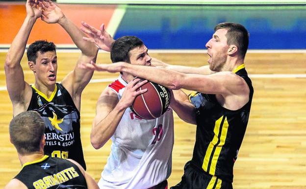 La efusividad en el juego de Todorovic se topó esta vez con el peaje arbitral y acabó eliminado por personales./ACB Photo / A. Pérez