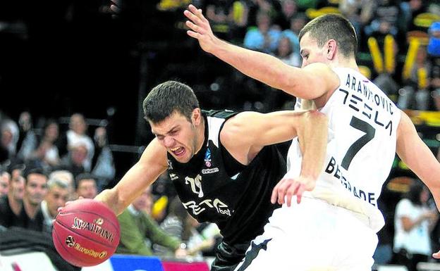 Dejan Todorovic busca espacio para continuar ante la muralla que le plantea Aranitovic durante el encuentro en Miribilla contra el Partizan. /ACB PHOTO / ARRIZABALAGA