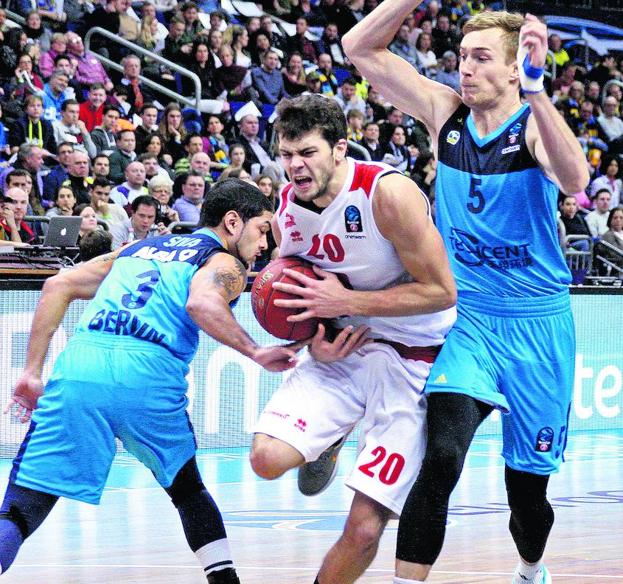 Dejan Todorovic se tuerce un tobillo al desequilibrarse con Giffey y pisar a Siva en una entrada a canasta. /Andreas Knopf