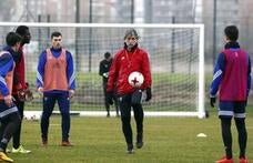 Pablo Alfaro da instrucciones a los futbolistas sobre un ejercicio durante un entrenamiento./Avelino Gómez