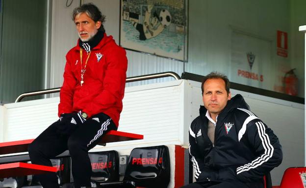 El entrenador de Zaragoza observa un ensayo junto a Jesús Seba, el director deportivo./ AVELINO GÓMEZ