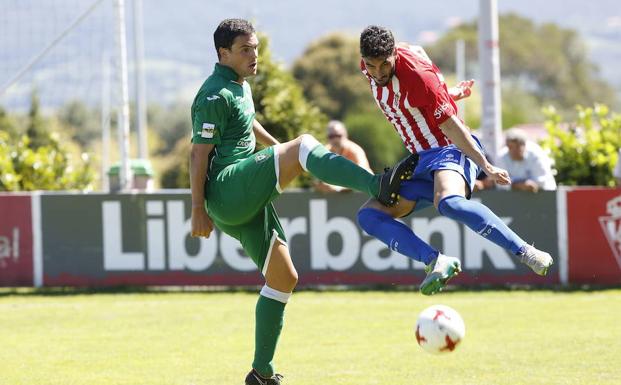 El líder Sporting B solo supera en un punto a los rojillos./ E. C.