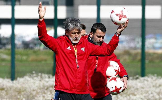 Pablo Alfaro y los futbolistas disponibles, entre ellos Gila, entrenarán hoy a las 10.30 horas./ A. GÓMEZ