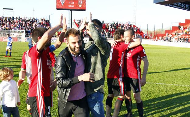 Pito Camacho y Undabarrena, que no jugaron ante la UDLogroñés, participaron de la alegría final. /Avelino Gómez